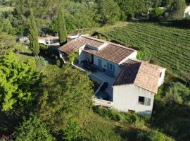 Chambre d'hôtes en Provence, au pied du Luberon "Les Coquelicots"，位于La Tour-dʼAigues的无障碍酒店