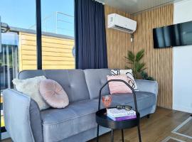 Luxurious house on the water for 4 people，位于瓦济的酒店