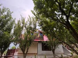 Tranquil Plum Orchard Stay in Kais, Kullu，位于库尔卢的酒店