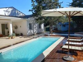 Chalet familiar con piscina，位于Valdemorillo的木屋