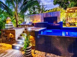 Trees and Fishes Private Retreat，位于Port-Havannah的带泳池的酒店