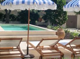 Le Relais Cohola - Magnifique maison provençale haut standing avec piscine, jardins, garages fermés，位于Sablet的酒店