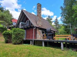 Wyjątkowy domek bezpośrednio nad jeziorem Tyrkło，位于Góra的酒店