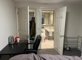 Room with Bathroom next to Sheffield Cathedral City Centre，位于谢菲尔德的酒店