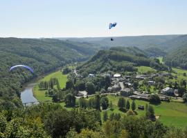 Huttopia Vallée de la Semois，位于瑟穆瓦河畔夫雷斯的酒店
