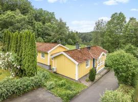 Chalet Kvarnfallet by Interhome，位于乌拉勒德的带泳池的酒店