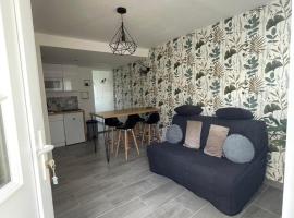 Mat'Elo，位于讷沙泰勒阿尔代洛的带停车场的酒店