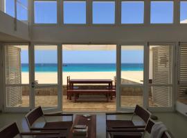 Villa d'architecte sur la plage 4 chambres，位于马约城的酒店