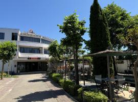 SIRENA HOTEL，位于Tushemisht的酒店