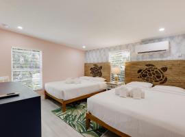 Charming Suite with Balcony and Bikes at Historic Sandpiper Inn，位于萨尼贝尔海湾泳滩附近的酒店