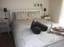 Nathan's Place，位于Whitfield的酒店