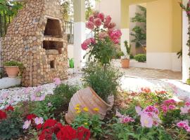 Moloha，位于斯卡拉卡里拉奇斯的带停车场的酒店