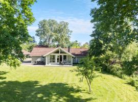 Four-Bedroom Holiday Home In Dronningmolle，位于德隆宁莫勒的酒店