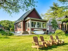 Waterfront Cottage in Summer Village with Grill