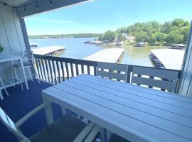 B Lakefront! Remodeled, Boat Slip, Patio Views, Pool, Boat Ramp, WIFI，位于欧塞奇比奇的酒店