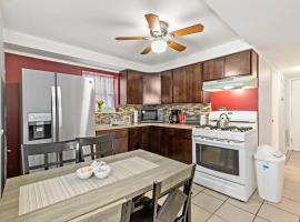 Garden Condo with Work Desk and free kids toys，位于Forest Park的酒店