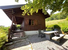 Chalet entier, vue panoramique, ruisseau et sauna.，位于比桑的酒店