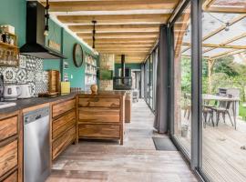 G&icirc;te L'&eacute;curie avec spa privatif，位于瓦洛尼的Spa酒店