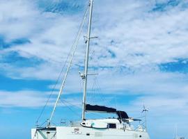 Private Catamarán With Crew - YOLI Lagoon 40 feet - All Inclusive，位于Isla Wichitupo Grande的船屋