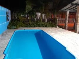 casa aconchegante com piscina e jardim