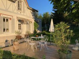 "Aux Chants des Oiseaux" Domaine de la Renardière，位于Les Grandes-Loges的酒店