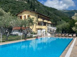 Podere Sotto il cielo di Toscana casa vacanze con 5 monolocali indipendenti 2 bungalowe nell uliveto piscina parcheggio Only adults Pet friendly，位于卡麦奥雷的农家乐