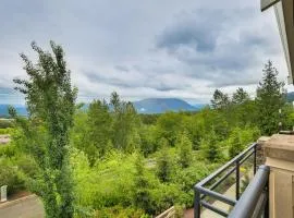 Snoqualmie Townhome with Balcony and Mountain Views!