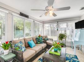 Fort Myers Bungalow - 12 Miles to the Beach!，位于迈尔斯堡的酒店