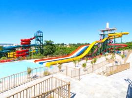 Condomínio Spazzio diRoma com acesso exclusivo ao Acqua Park e Splash，位于卡达斯诺瓦斯的带按摩浴缸的酒店