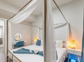 Blue Breakaway with Free Parking and Sleeps 9, Book 7 days, Get 20 Percent OFF