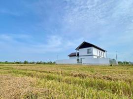 Rumah Burong - A home in a lush paddy field，位于哥打巴鲁的酒店