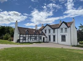 Cotswold Cheltenham, whole house with hot tub，位于格洛斯特的酒店