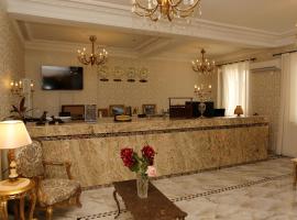Hotel de letoile，位于贝贾亚的带停车场的酒店