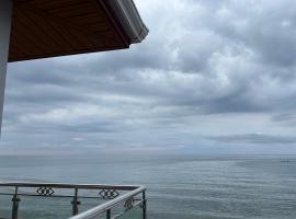 3BR Oceanfront Vacation House in Lila, Bohol，位于Boyog的酒店