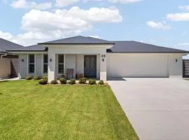 Brilliant Brennan - Modern 4 Bed 2 Bath Home