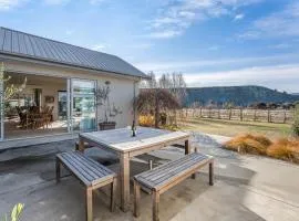 Tranquil on Ribbonwood - Wanaka Holiday Home