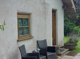 Straw Bale Cottage，位于黑尔斯沃思的酒店