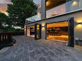 The Ridge - Luxury Designer Villa with hot tub and sauna，位于Belvedere的酒店