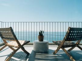 Above Blue two Bedroom Villa，位于普洛马里翁的带按摩浴缸的酒店