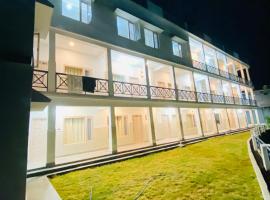 Pine hills resort and restaurant，位于Barkot的酒店