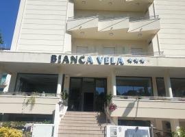 比安卡贝拉酒店，位于里米尼费德里科·费里尼国际机场 - RMI附近的酒店
