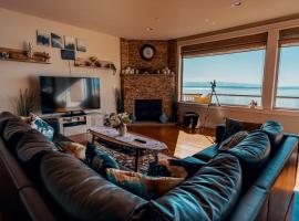 Stunning House with Views of Puget Sound! Ideal for Family Reunions，位于埃德蒙兹的酒店
