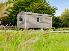 The Witterings Shepherds’ Hut，位于西威特灵的酒店