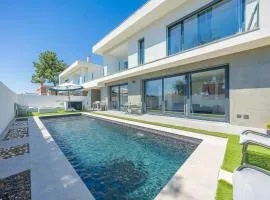 Black Pool House just 10 minutes away from the beach