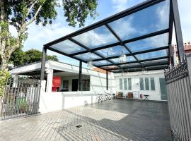 Landed Terrace near Lam Wah Ee Hospital at JELUTONG，位于日落洞的酒店