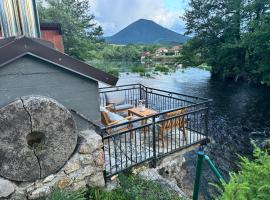 Hotri House On The River Island，位于Ripač的酒店