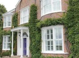 Studio - Sleeps 2 - Pets - Parking - Wifi