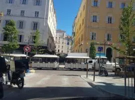 AJACCIO CATHEDRALE AU COEUR DE LA CITEE IMPERIALE POUR 3 a 4 PERS PROCHE DES PLUS BELLES PLAGES ET DE TOUTES COMMODITES PORT A 2MN