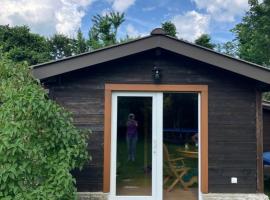 Pivert, chalet confortable avec jardin à 100m du lac，位于Auvernier的乡村别墅