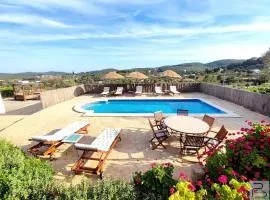 Casa Can Lluc con piscina, jardín y vista al campo